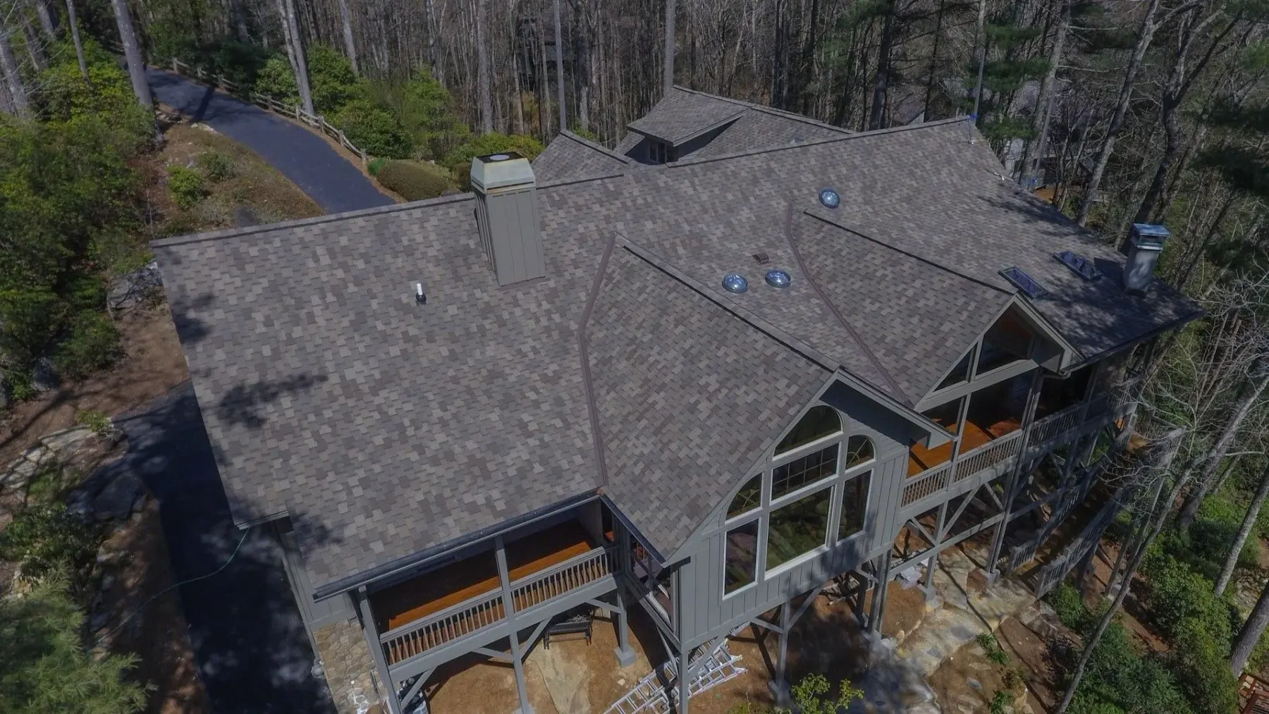 CertainTeed Landmark dimensional shingle roof on a multi-level home in Waynesville, North Carolina